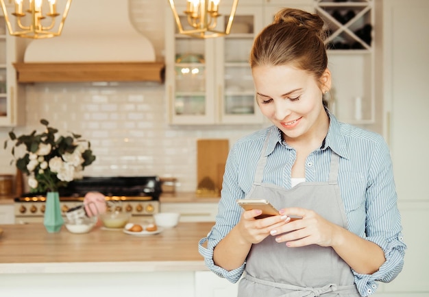 Osoba wysyłająca wiadomość